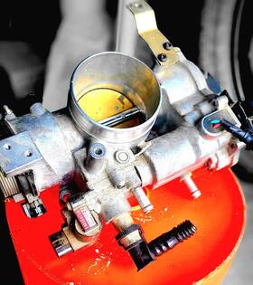 Xw93-95926 Jaguar Xw93-95926- 2001 Xk8 Throttle Body Assembly With Sensors 60k Miles