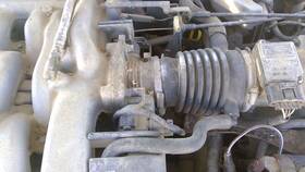 Mercury F6rz9e926ag 1999 Cougar Throttle Body Valve Assembly Complete Oem With Sensors 2.5l